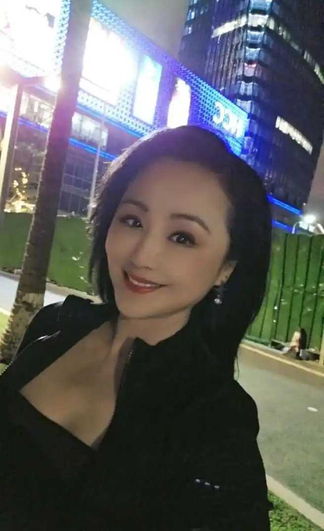 曹颖:勇敢面对岁月变迁 曹颖晒出一组自拍照,49岁的她依旧保持着对