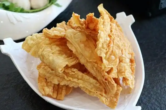 油炸腐竹涮菜吃,味道很鲜美.