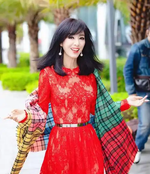 米雪近照米雪是不老女神,是香港演艺界的一个传奇,已红了40多年.