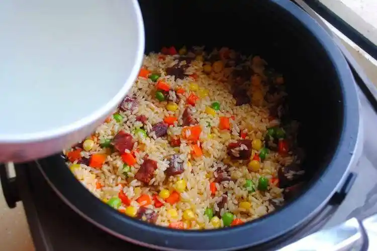 升级版懒人电饭锅煲仔饭,手把手教你掌握正确做法,腊味十足.