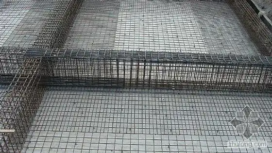 我也来凑个热闹.这是我们工地正在施工的低板位筏板基础的施工照片.