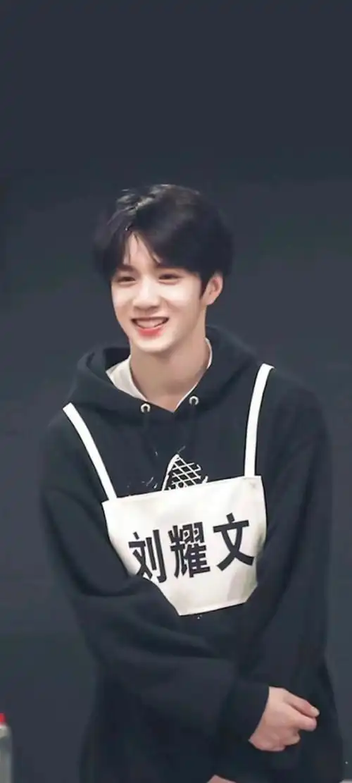 大帅哥刘耀文氛围感壁纸太爱啦!