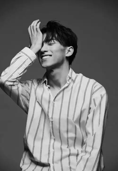 俞彬黑白帅气写真图片