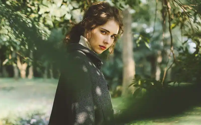 欧美森系美女清新室外文艺写真高清壁纸1下载