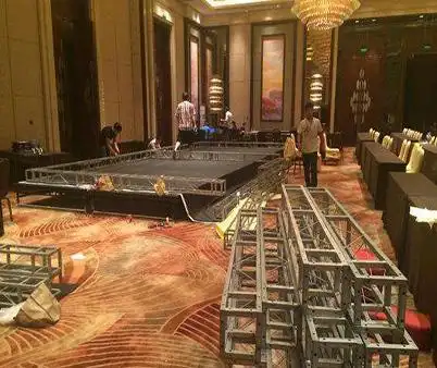 安全方面:安全第一,在舞台搭建的过程中,很多人都要求设置的舞台要