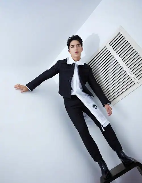 许魏洲的时尚大片,满屏的大长腿