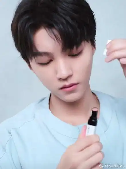 芭比波朗帅气代言人王俊凯视频分享,精油变色润唇膏一抹获得夏日水润