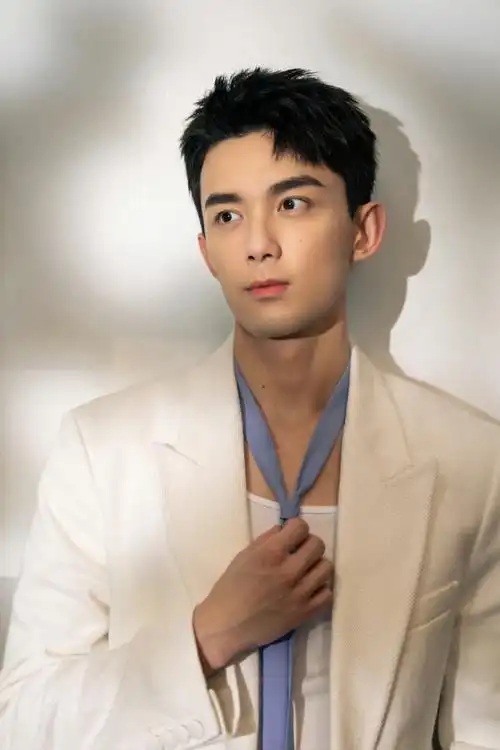 吴磊白西装##吴磊紫领带