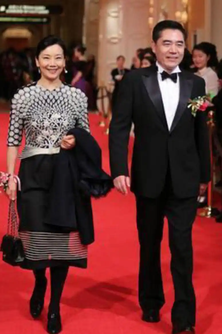 66岁陈宝国携老婆走红毯,穿西装大气有型,老婆打扮简单却有气质