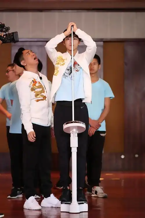 高能少年团身高体重大曝光王俊凯182cm董子健190斤