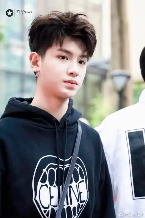 黄明昊宇宙打歌中心上班,今天的造型很酷!短发好精神,录制顺利!