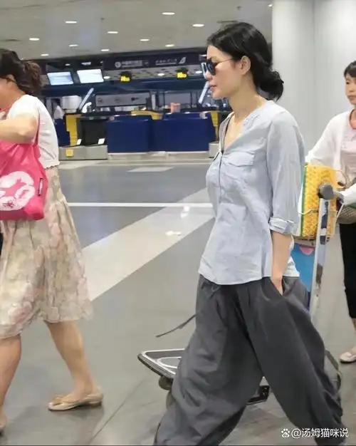 王菲55岁街拍曝光!天后素颜随性穿搭,岁月痕迹不容隐藏!