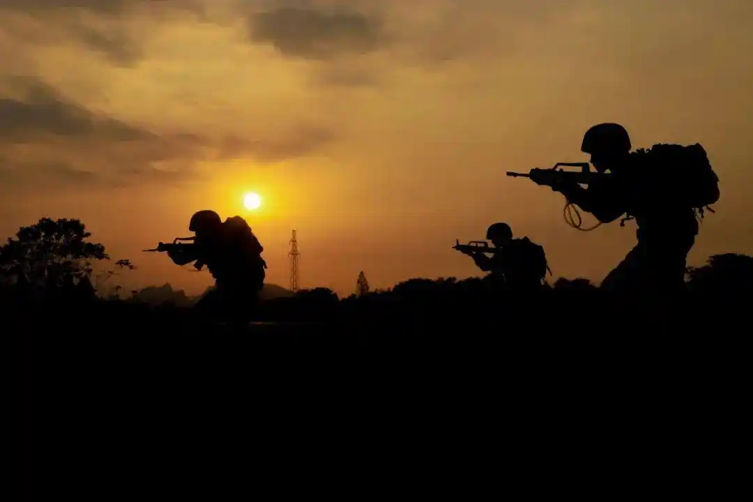 光影交错间这是军人最美战斗姿态