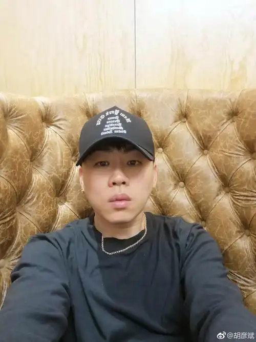 胡彦斌晒照称没有时间睡觉 录音室工作状态认真