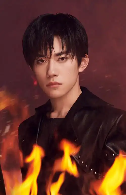 千玺直视镜头,目光坚定无畏,尽管外表高冷,但眼神中却隐藏着对一切