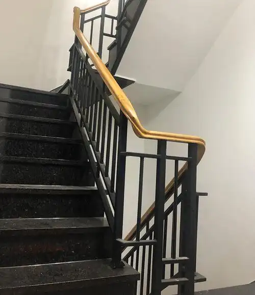 厂家定制自建房铁艺楼梯扶手木合铁楼梯扶手别墅实木楼梯扶手