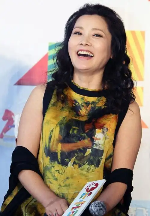 何赛飞年纪大了也很美穿印花裙华丽又显阔气引领中老年新时尚