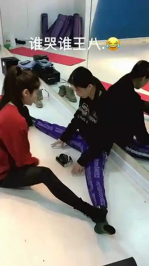 小姐姐在练一字马,没想到被疼哭了,好心疼她!