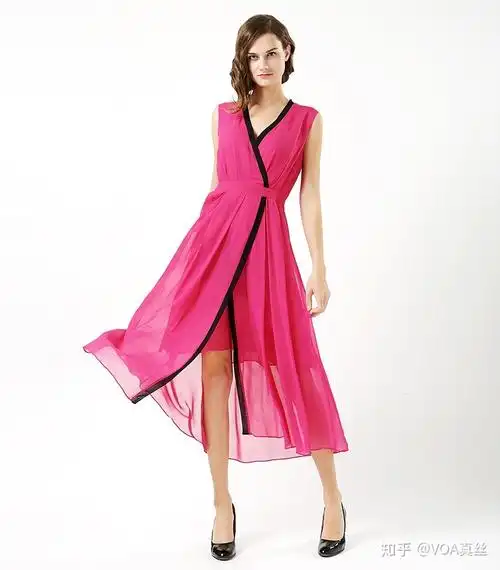 穿真丝的女人朦胧薄纱绽放自由之美