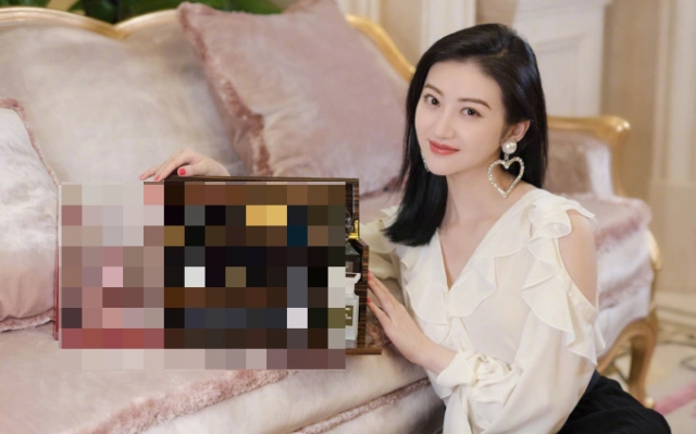 景甜过生日尝试优雅小香风,笑容甜美动人,造型给力魅力满分