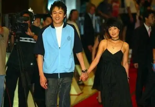 马伊琍和高虎结婚照,马伊琍和高虎有一儿子照片是真的吗?