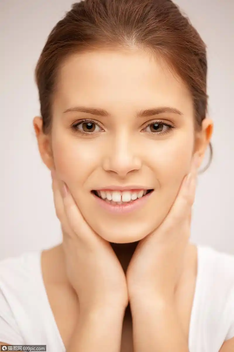美丽女人的明亮特写肖像画白种人皮肤