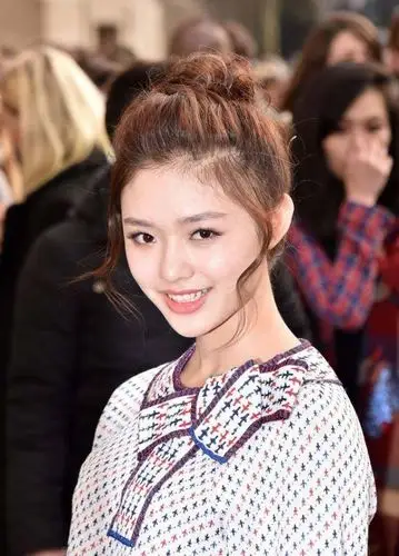 可以参考赵丽颖的发型哦~赵丽颖也喜欢在耳边留一小撮头发非常清纯