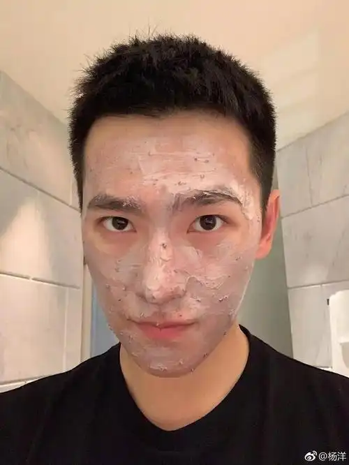 杨洋伦敦拍新戏,寸头自拍照曝光,手臂肌肉比脸都大