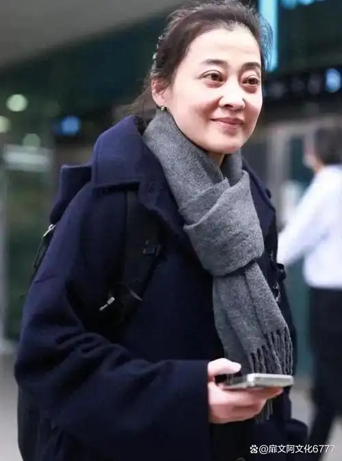 梅婷素颜现身虹桥机场,眼窝凹陷,皮肤松弛,老态龙钟愈发明显