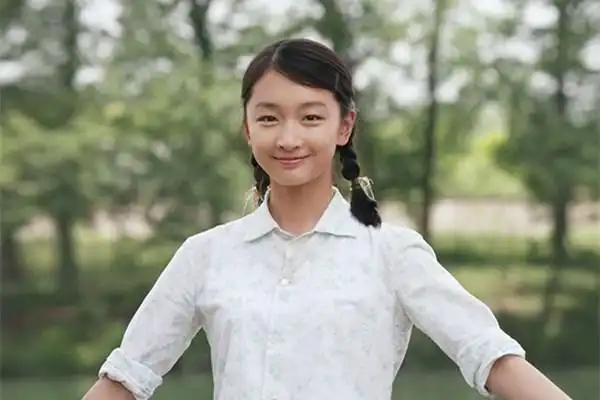 周冬雨出道十周年,晒自己小时候的照片,看起来像个男孩子