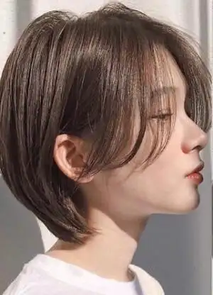 短发,比较顺直感的头发,清纯又减龄的,后脑勺的头发,呈现了蓬松的效果