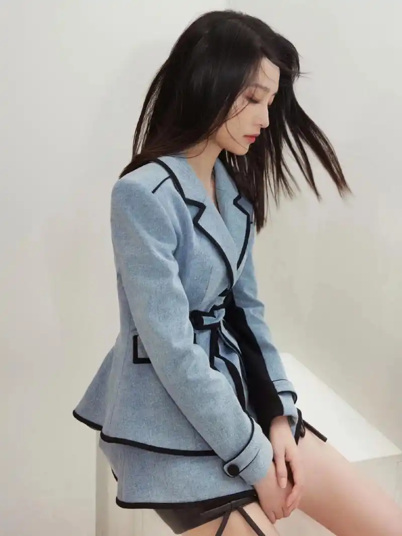 李沁蓝色西服穿搭  可甜可飒的女神味 利落短款的植发设计,自带几分