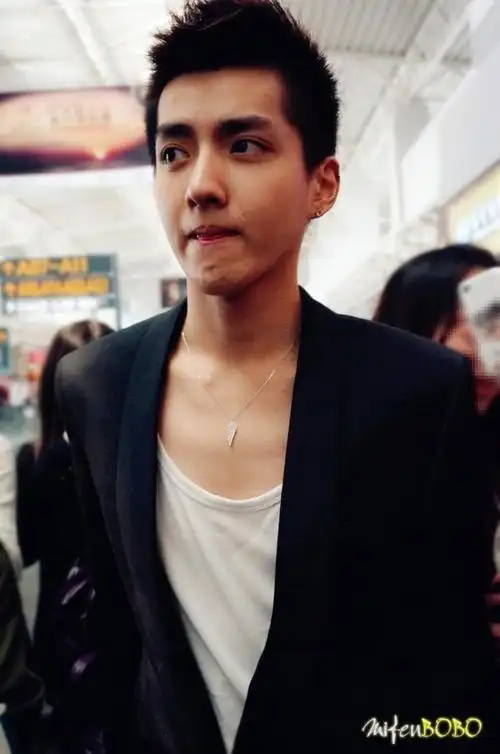 吴亦凡 机场素颜