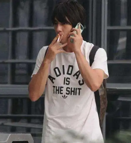 20,黄子韬,这是他在片场休息时抽烟的照片,也有一种酷酷的feel.