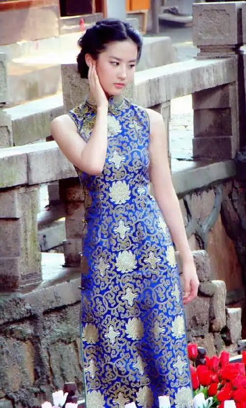 原来刘亦菲还有这一面!穿上旗袍的她,也太出众了