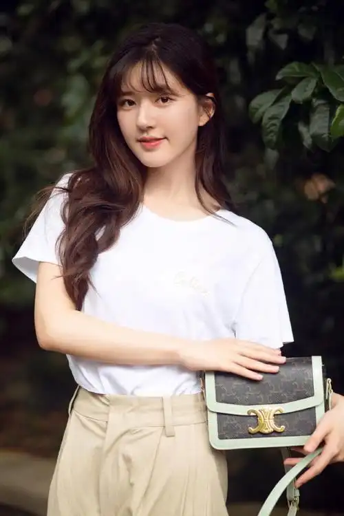 赵露思时尚穿搭,表情中略带一点神秘感,气质略显高冷