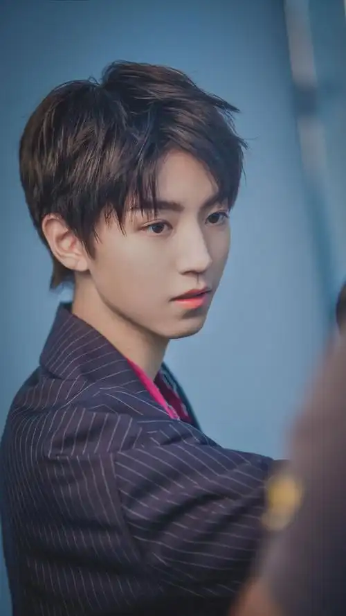 王俊凯帅气养眼写真