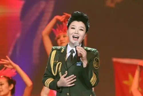 刘子琪(资料图)(1 /1张)岁末年初之际,著名军旅歌唱家刘子琪向新春