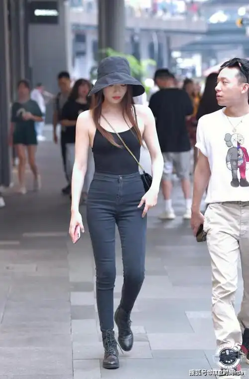 原创大骨架的女生肩膀宽,正面看很难看,当她转身时才发现是背影女神