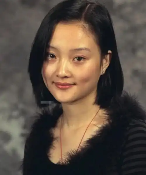 二十年过去了,照片中这个李小璐却越活越年轻,越来越漂亮了,对比过去