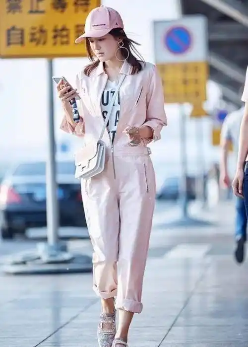 宋茜黑裙亮相不慎尴尬崴脚 - 大山娱乐八卦