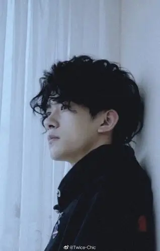 易烊千玺羊毛卷造型 x 时尚先生fine电子刊 | 明是秋冬装扮