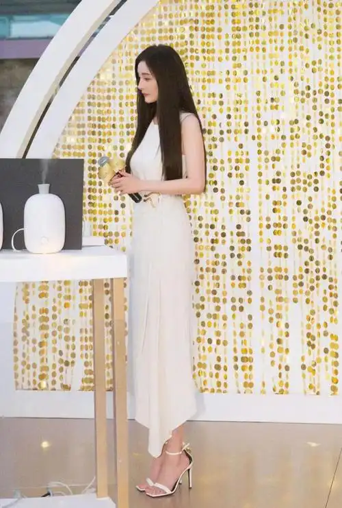 杨幂又美出新高度,长直发搭配小白裙,散发出清纯至骨子里的迷人|发型