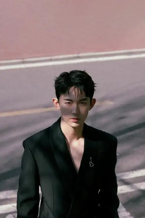 郭俊辰深v西装造型