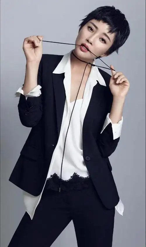 殷桃终于剪了短发,穿西装内搭吊带凹造型,比长发时气质更惊艳