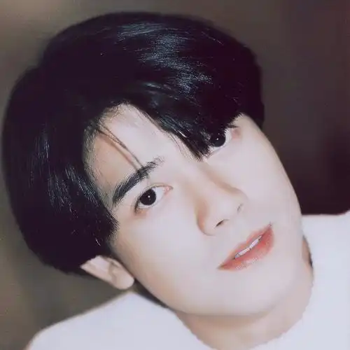 他的五官很深邃郭富城的五官也妥妥弥补了他的身高这种强烈冲击力的