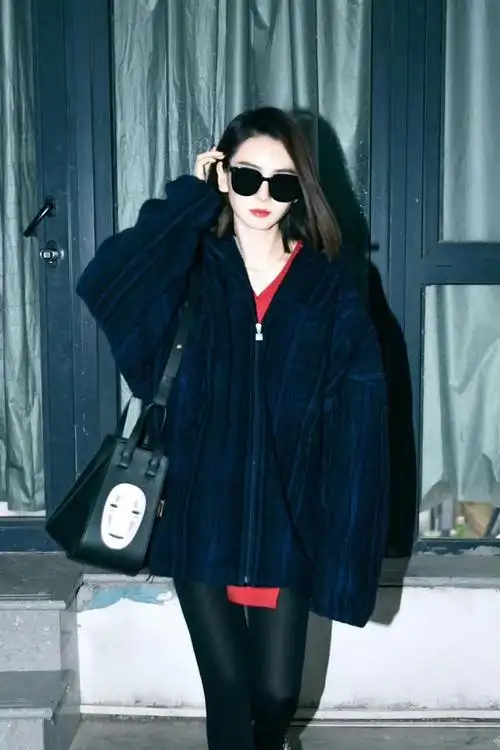 戚薇日常look又来了这一身穿搭经典时髦经得住推敲