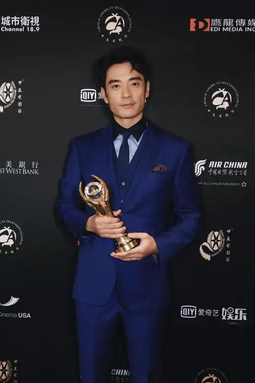 李光洁宝石蓝西装亮相中美电影节实力斩获最佳男配角奖