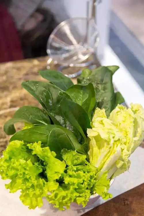 蔬菜拼盘 22元/份再瞅瞅这宽敞舒适的火锅环境长板凳,方木桌,简约而