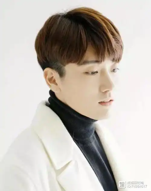 男生头发又粗又要还很厚,两边很容易翘起来,留什么发型好?